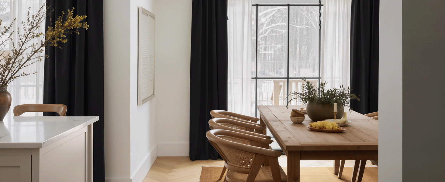 Aménagement intérieur de la pièce montrant une salle à manger avec une table en bois. des chaises et une fenêtre avec rideaux.