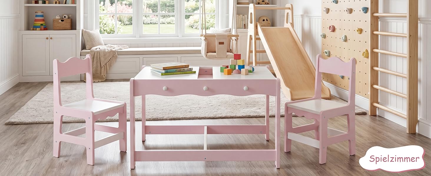Innenraum des Kinderzimmers mit rosafarbenen Möbeln, weißer Bettwäsche, Holzregalen und pastellfarbenen Wanddekorationen. Die gemütliche Gestaltung der Spiel- und Schlafräume wird angezeigt.
