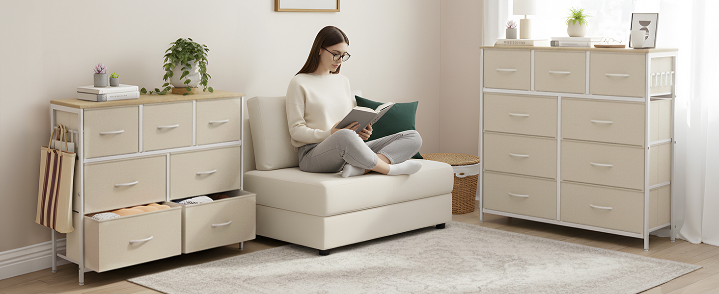Meubles de rangement modulaires blancs disposés dans un décor de salon. Plusieurs meubles à tiroirs présentés avec des lignes épurées et des poignées minimalistes.