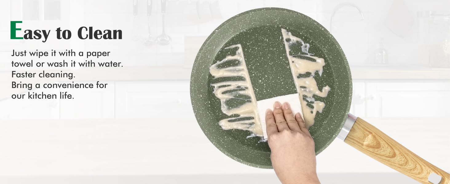 Grüne Keramikpfanne mit Holzgriff, die gereinigt wird.