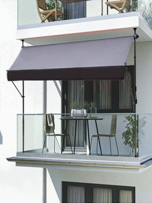 Extérieur d'un bâtiment résidentiel blanc moderne montrant un système de store rétractable de couleur gris foncé, présenté dans différentes positions.