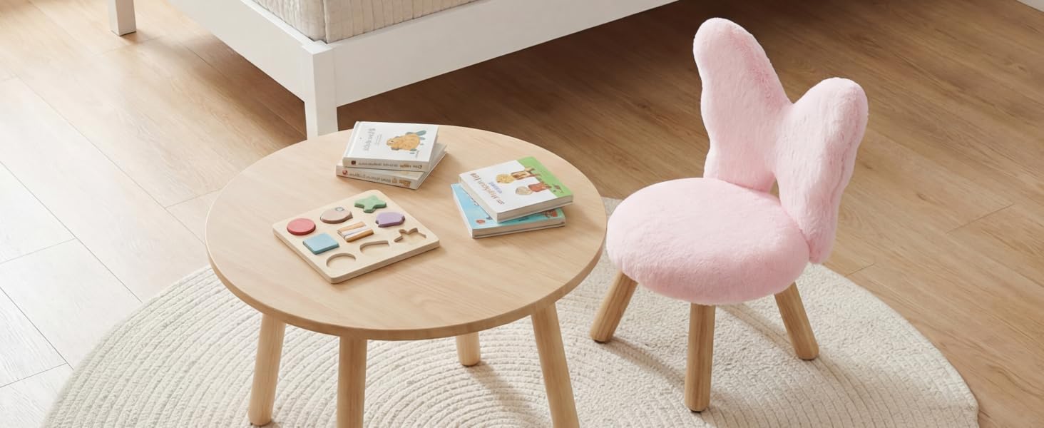 Der Text lautet „Bild 7“. Kinderzimmergarnitur mit rundem Holztisch und rosafarbenem Stuhl mit Häschenmotiv, auf dem Tisch verstreut Spielkarten.