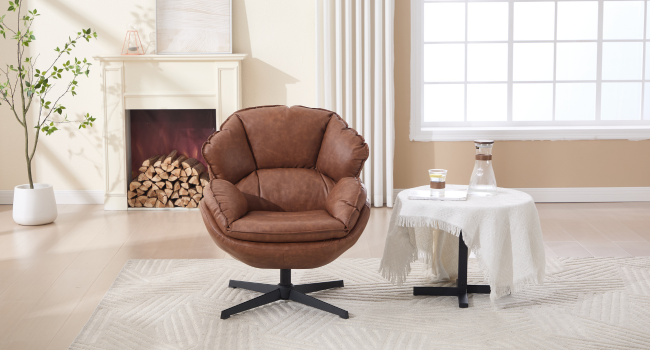 Eine weitere Ansicht desselben braunen Lederdrehstuhls mit Akzenten im Wohnzimmer, der ein einheitliches Design und eine einheitliche Platzierung zeigt.
