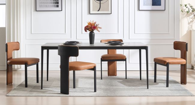 Ensemble de salle à manger moderne comprenant une table en métal noir et des chaises rembourrées brunes dans une pièce blanche brillante avec des panneaux muraux.