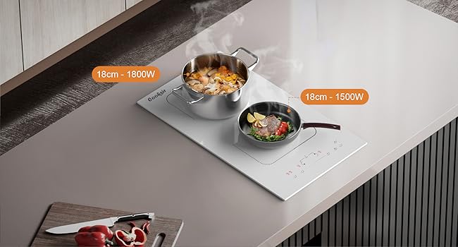 Surface de la table de cuisson à induction montrant deux zones de cuisson actives avec des casseroles et affichant des indicateurs de température pour plusieurs zones de chauffage