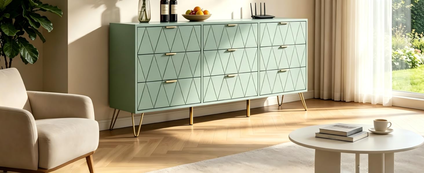 Salon moderne avec une commode rembourrée vert sauge à motif géométrique matelassé, un fauteuil crème, une table d'appoint en bois et un éclairage naturel provenant de la fenêtre avec rideaux.