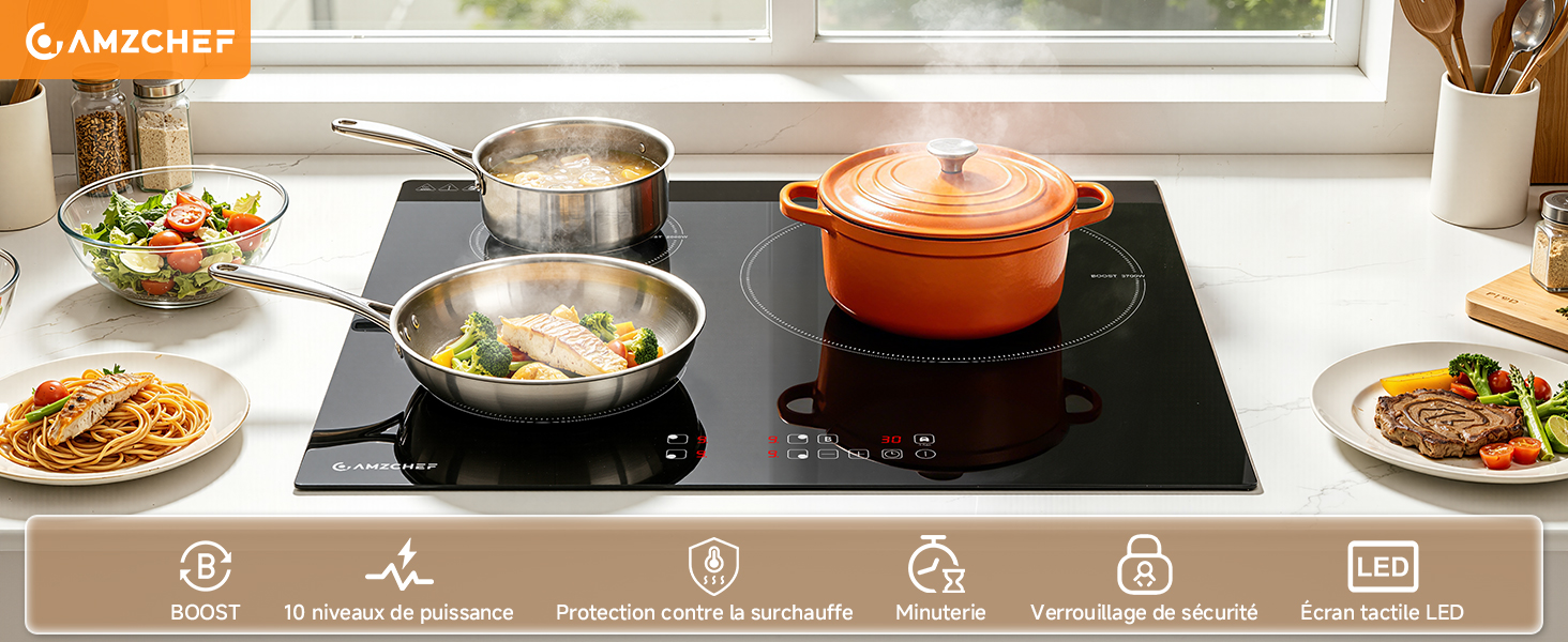 Le texte se lit comme suit : « SIMONLY ». Table de cuisson à induction avec marmite orange à cuisson active, entourée d'ingrédients et de plats préparés, avec commandes tactiles et icônes de menu affichées.