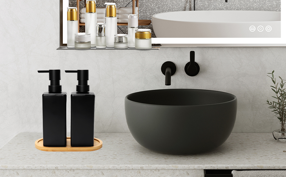 avec lavabo rond noir, deux flacons à pompe noirs sur un plateau doré et des bouteilles de produits blanches sur l'étagère au-dessus.