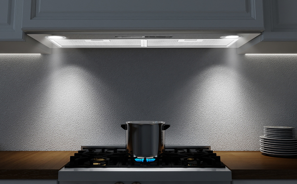 Photographie de produit sombre et atmosphérique montrant un écran ou une interface illuminés sur fond noir avec de subtils effets de lumière.