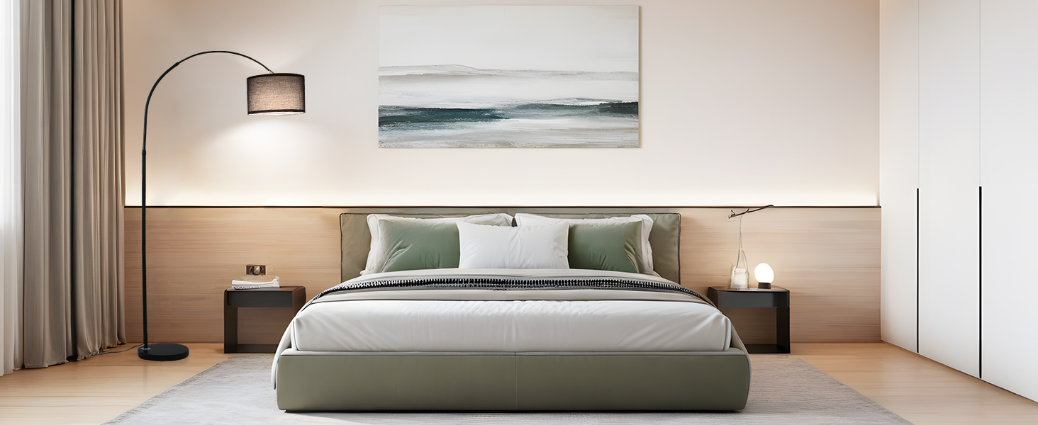 Modernes Schlafzimmer mit grünem Polsterbett, weißer Bettwäsche, Holzkopfteil, gewölbter Stehlampe und Meereslandschaftskunstwerken. Minimalistisches Design mit neutralen Tönen