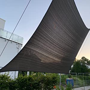 il sole sta tramontando sul tetto dell'edificio.