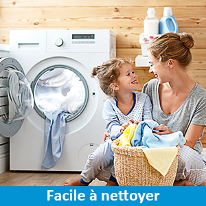 Macchina à laver à caricamento frontale avec porte ouverte. Una femme e un bambino sourient en faisant la lessive ensemble. Il testo indica « Facile à nettoyer »