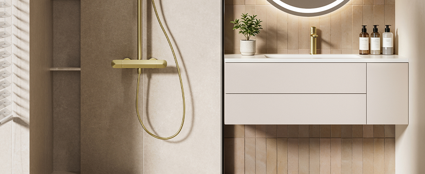Intérieur de salle de bain moderne avec murs beiges, tiroir de toilette blanc, porte-serviettes chromé avec serviette beige et accessoires de salle de bain sur étagère.