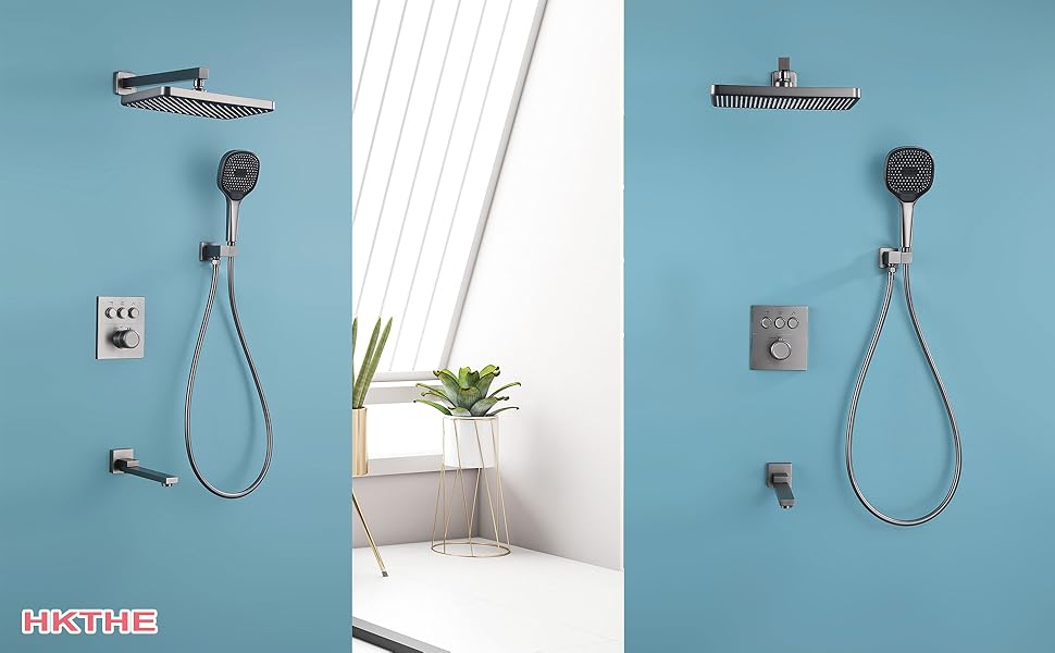Plusieurs vues du processus d'installation d'un système de douche moderne, montrant une pomme de douche à effet pluie chromés et un pulvérisateur à main montés sur un mur carrelé bleu avec des supports de montage et de la quincaillerie.