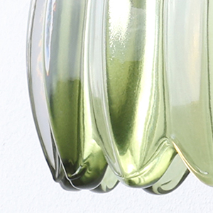 Vista ravvicinata dei bordi delle bottiglie di vetro che mostrano una tinta verde trasparente ed elementi di design curvi
