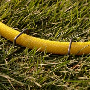 un tuyau jaune auquel est attaché un tuyau jaune.