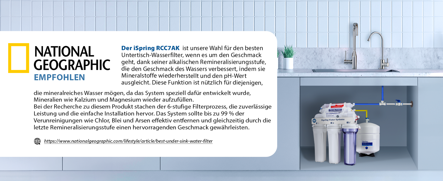Wasserfiltersystem unter dem Waschbecken mit mehreren Filterstufen. Weißer Schrank und Arbeitsplatte sichtbar. Das National Geographic-Logo und der Produktinformationstext sind im Lieferumfang enthalten.