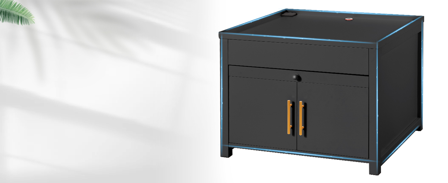 Le texte se lit comme suit : « Image 1 ». Armoire de rangement noire moderne avec garniture bleue, dotée de deux portes avec poignées dorées et d'un tiroir au-dessus.