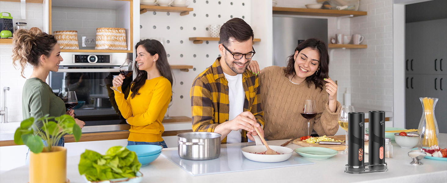 Scena di cucina che mostra le diverse fasi di preparazione e cottura del cibo. Cucina moderna con ripiani in legno, ripiani ed elettrodomestici visibili sullo sfondo.