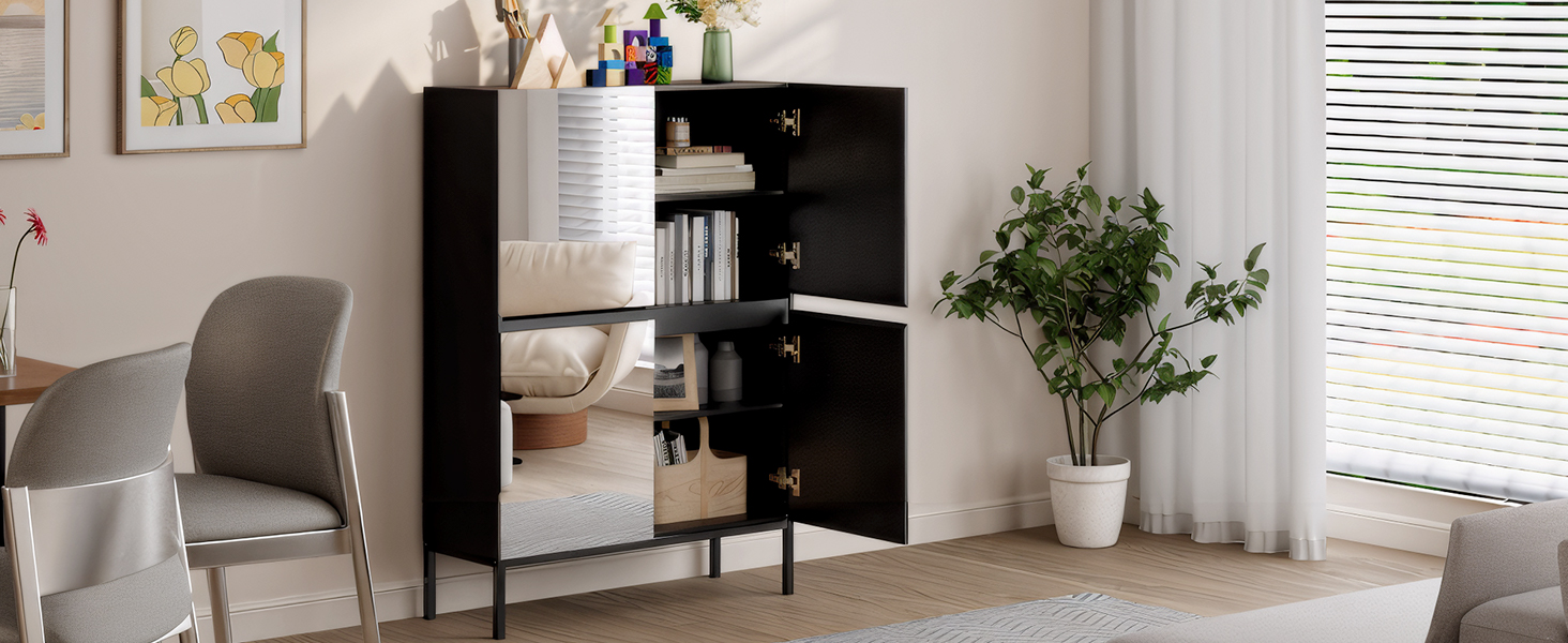 Texte : « Image 1 ». Cadre intérieur moderne avec étagère noire, chaise grise et plante décorative dans un pot blanc près de la fenêtre avec stores horizontaux.