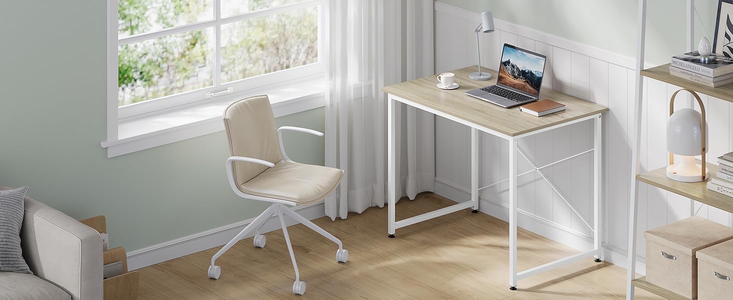 Spazio ufficio interno con più scrivanie bianche disposte in file, che mostrano un design pulito e minimalista dello spazio di lavoro con illuminazione naturale.