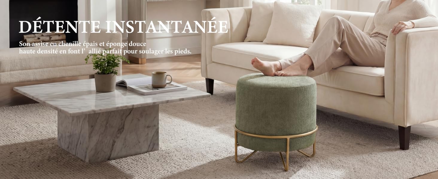 Le texte se lit comme suit : « DÉTENTE INSTANTANÉE ». Salon moderne avec canapé beige, table basse en marbre et pouf en velours vert sur un sol en moquette neutre.