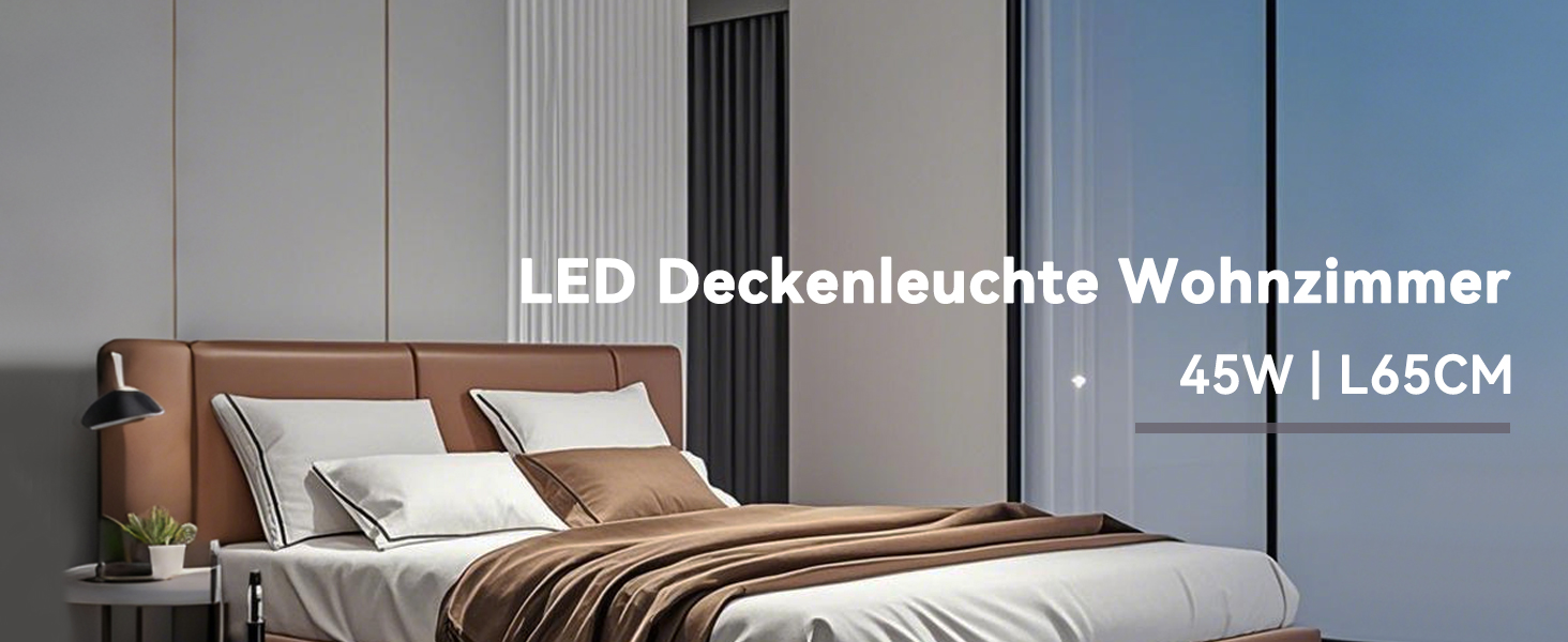 Der Text lautet „LED Deckenleuchte Wohnzimmer“ und „45W | L65CM“. Modernes Schlafzimmerinterieur mit montierter LED-Deckenleuchte.