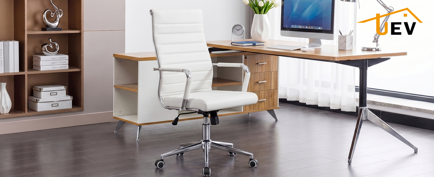Logo textuel « EV ». Espace de travail moderne avec bureau en bois, chaise de bureau blanche, étagère et ordinateur portable sur le bureau contre des murs blancs.