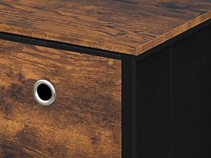 Primo piano del dettaglio del mobile in legno che mostra una ricca finitura marrone con venature del legno e un occhiello circolare in metallo o un inserto per maniglia