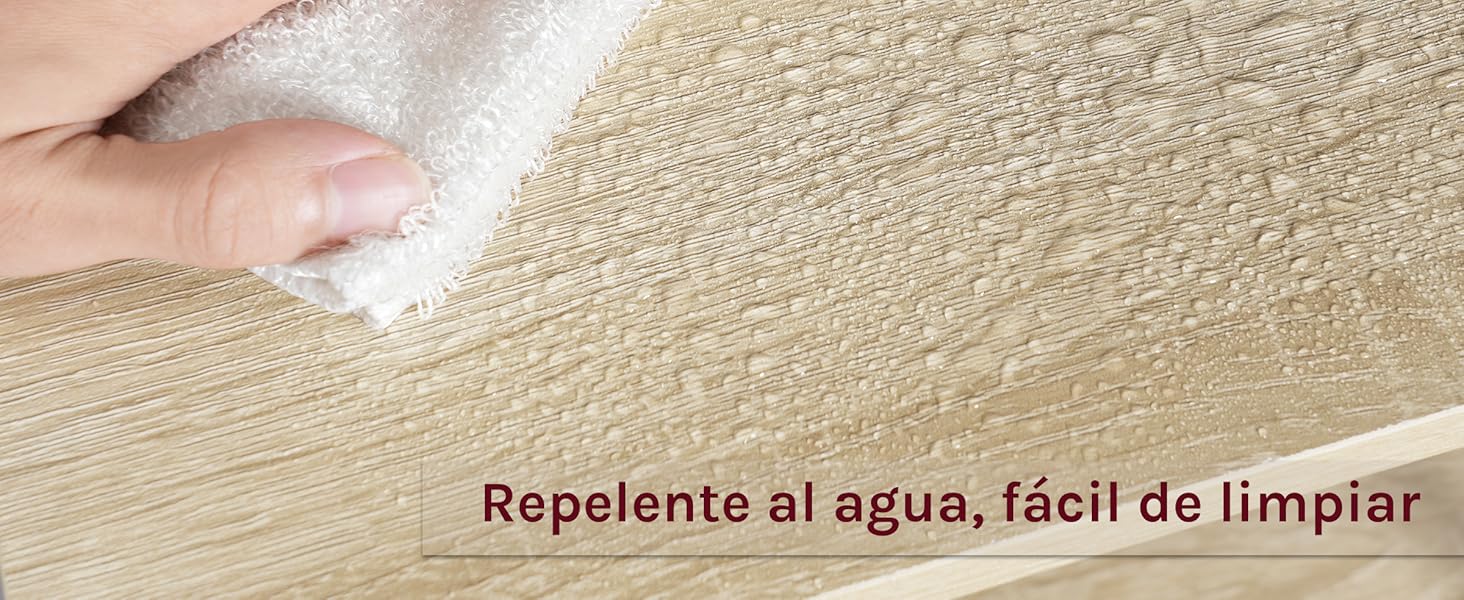 Limpiar a mano una alfombra o tapicería de color beige con un paño blanco, ya que demuestra propiedades repelentes al agua y fáciles de