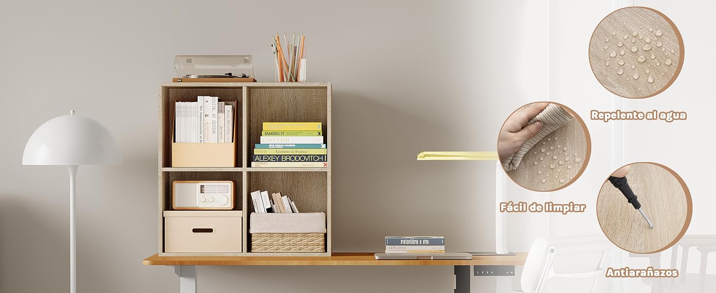 Estantería minimalista de madera con libros, cajas de almacenamiento y objetos decorativos. Lámpara de escritorio y soluciones de almacenamiento adicionales visibles en la escena
