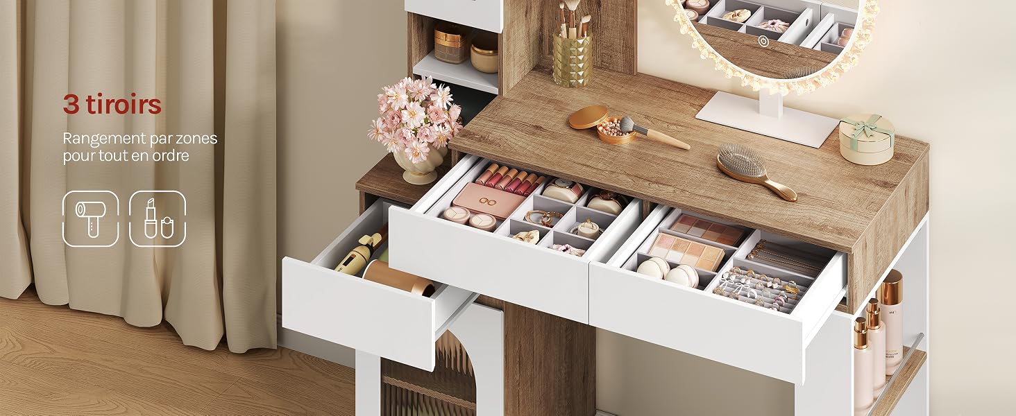 Le texte se lit comme suit : « 3 tiroirs ». Meuble de rangement de bureau en bois avec façade de tiroir blanche, compartiments ouverts affichant des articles organisés, de la papeterie et des objets décoratifs sur la surface du bureau.