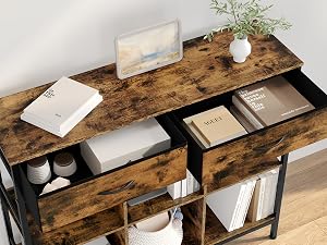 Consolle rustica con due cassetti e ripiano inferiore. Piano in legno con struttura in metallo. Disegnato con libri, piante e oggetti decorativi