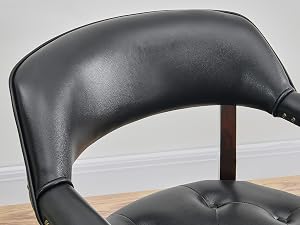 Vue rapprochée du dossier de la chaise de bureau en cuir noir montrant les détails du rembourrage capitonné et l'élément de cadre en bois.