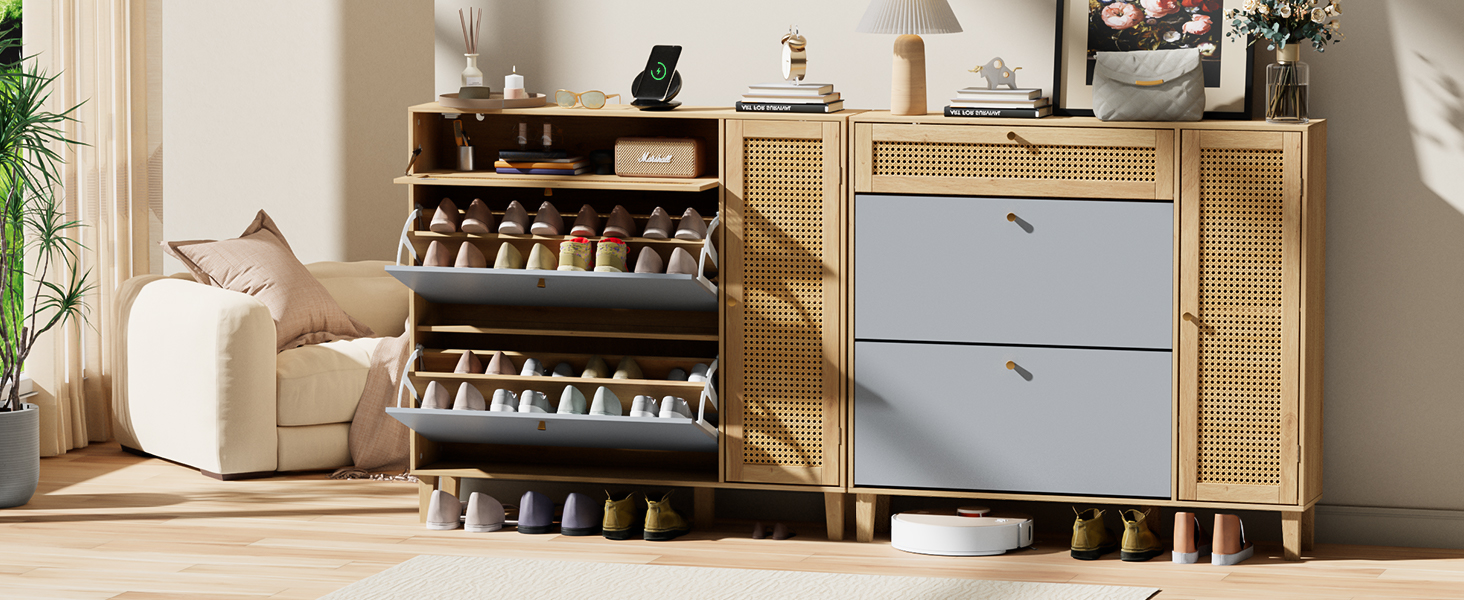 Moderna soluzione di archiviazione con ripiani portascarpe in legno con dettagli in rattan, cassetti grigi e finitura in legno naturale. Posizionato accanto alla poltrona beige in un ambiente domestico.
