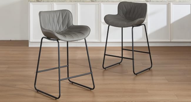 Sedie da pranzo moderne con sedili imbottiti grigi e basi a slitta in metallo nero mostrate in diverse angolazioni su uno sfondo chiaro.