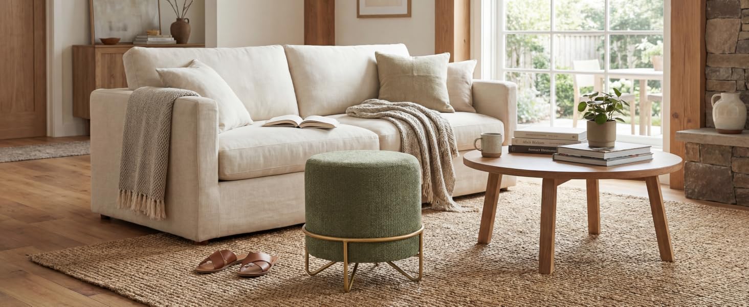 Intérieur de salon moderne aux tons neutres avec un canapé blanc, des meubles en bois et un éclairage naturel grâce à de grandes fenêtres. Esthétique épurée et minimaliste avec des sièges confortables.