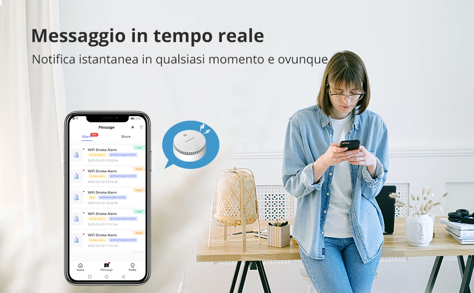 Interface d'application mobile démontrant la fonction de messagerie en temps réel, affichée sur iPhone à côté d'un décor décoratif de bureau à domicile avec lampe et accessoires de bureau.