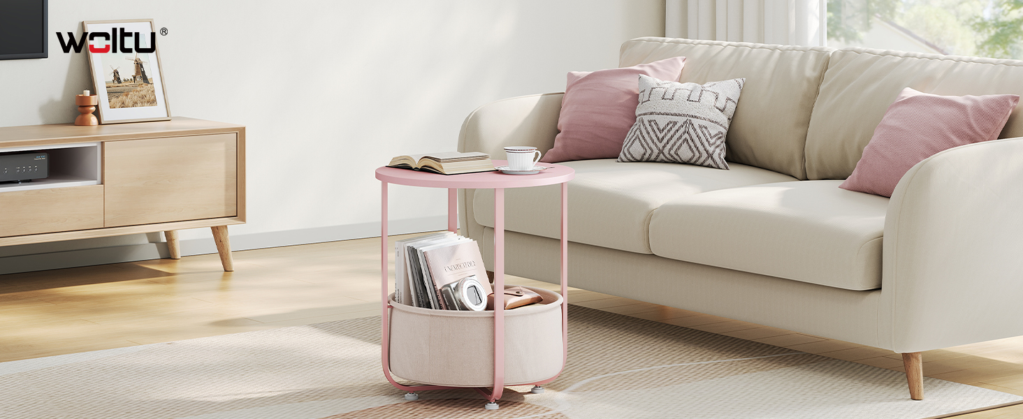 Serie de imágenes que muestran arreglos minimalistas de muebles de sala de estar con sofás de colores neutros y muebles de madera contra paredes claras.