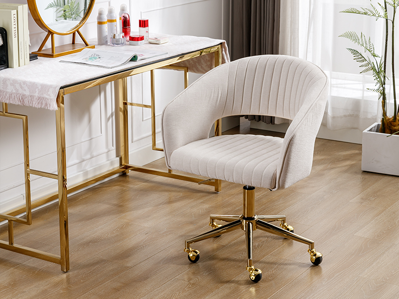 Configuration de bureau à domicile moderne avec chaise de bureau blanche capitonnée à canaux, bureau à cadre doré avec plateau en marbre