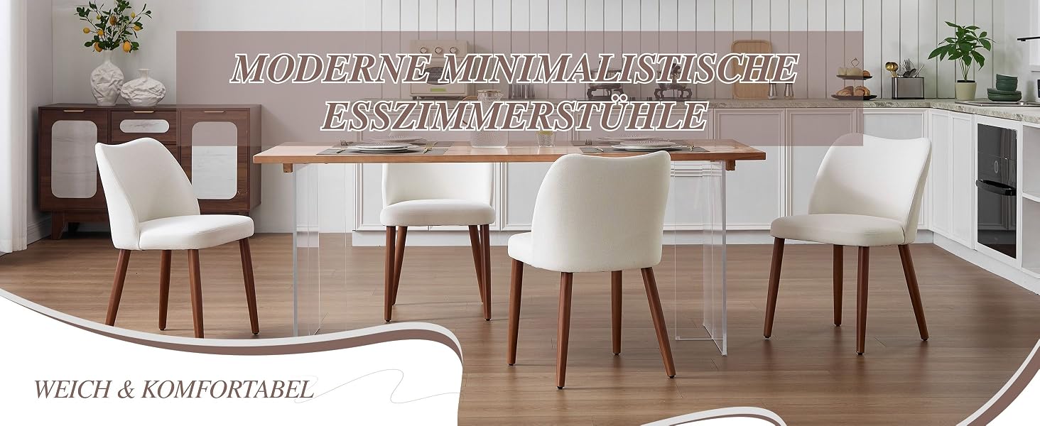 Modernes Interieur des Esszimmers mit Holztisch mit weißen Stühlen, Holzboden und großen Fenstern, die für Tageslicht sorgen.