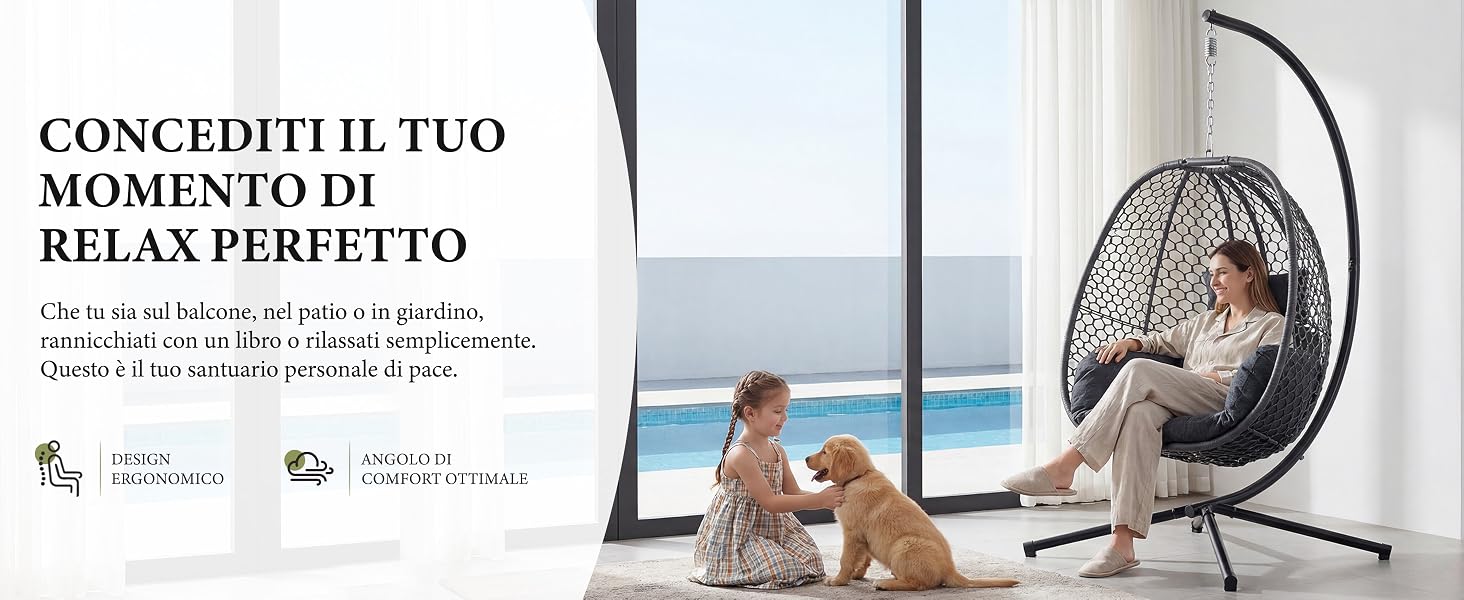Il testo recita «CONCEDIT IL TUO MOMENTO DI RELAX PERFETTO». Sedia a uovo sospesa con persona seduta, posizionata vicino a finestre moderne con vista sull'oceano.