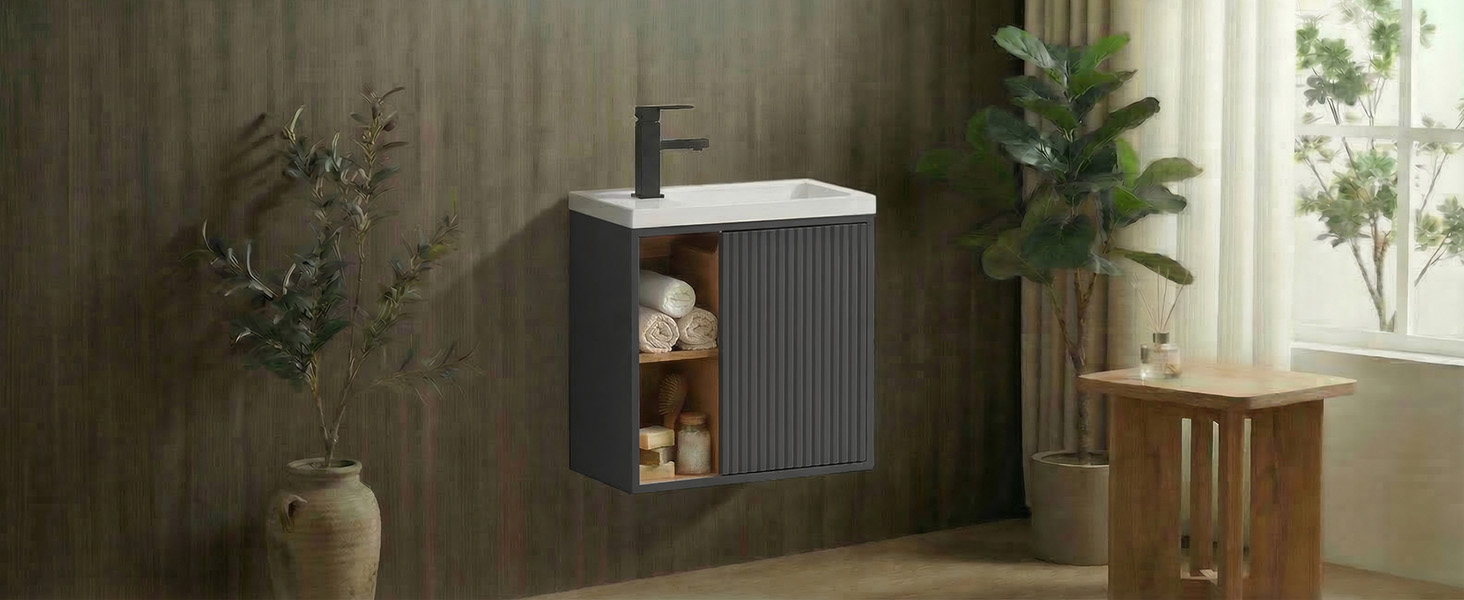 Moderno bagno interno con parete strutturata scura, soffione a pioggia bianco montato sul soffitto, lavabo in legno con scaffali aperti per riporre articoli da toeletta e pianta verde in vaso vicino alla finestra.