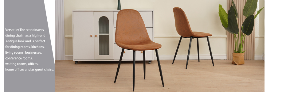 Due sedie da pranzo moderne della metà del secolo con rivestimento marrone chiaro e gambe in legno, collocate in un ambiente interno minimalista con pareti bianche e