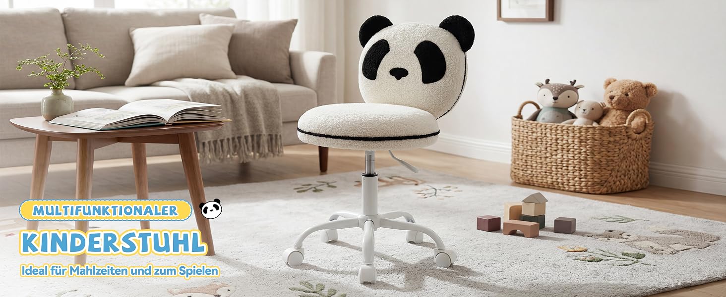 Der Text lautet „KINDERSTUHL“. Modernes Wohnzimmer mit beigem Sofa, dekorativem Kissen in Pandaform, rundem Couchtisch, geflochtenem Aufbewahrungskorb und minimalistischer Möbelanordnung.