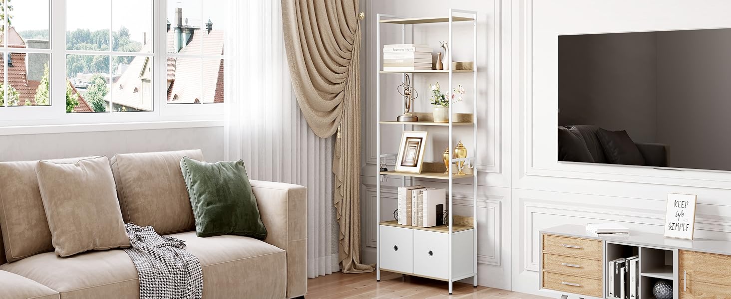 Interno del soggiorno con divano beige, scaffale bianco e ampie finestre. La camera include una zona TV, tende decorative e luce naturale