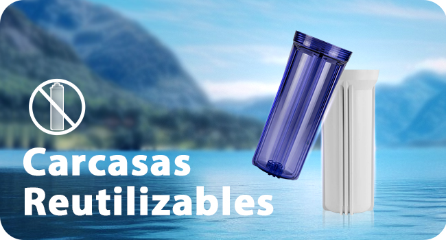 Dos botellas de agua reutilizables, una morada y otra blanca, sobre un fondo de cielo azul y agua. El texto dice «Carcasas