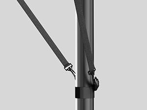 Primer plano de un poste de metal negro o un sistema de montaje con soporte de ajuste y herrajes visibles sobre un fondo gris claro.