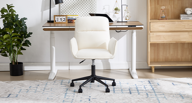 Série de scènes d'intérieur de bureau montrant une chaise de bureau blanche sur un tapis à motifs géométriques, avec des meubles en bois et des plantes en pot en arrière-plan.