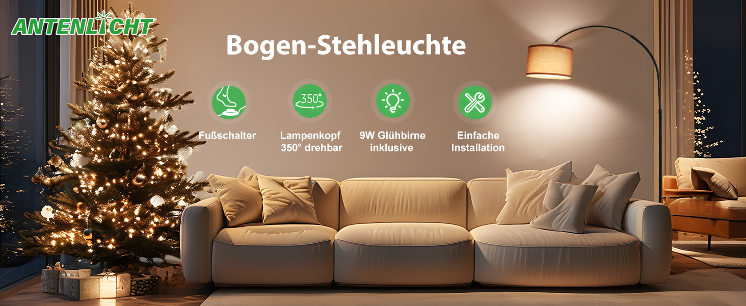 Gewölbte Stehlampe, die ein gemütliches Wohnzimmer mit Weihnachtsbaum und Sofa beleuchtet. Vier Symbole heben die Merkmale der Lampe hervor: energiesparend, langlebig, dimmbar und